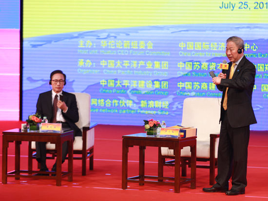 “华佗论箭·七月盛典”于2014年7月25日在广州白云国际会议中心举行。上图为韩国前总统李明博与严介和对话。(图片来源：新浪财经 梁斌 摄)