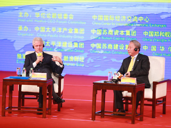 “华佗论箭·七月盛典”于2014年7月25日在广州白云国际会议中心举行。上图为美国前总统克林顿与严介和对话。(图片来源：新浪财经 梁斌 摄)