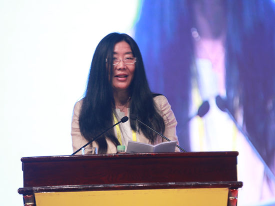 “华佗论箭·七月盛典”于2014年7月25日在广州白云国际会议中心举行。上图为周恩来和平研究院创始人周晓芳。(图片来源：新浪财经 梁斌 摄)