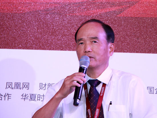 由《中国慈善家》杂志发起，慈传媒、正和岛主办的“中国家族财富传承峰会”于7月26-27日在北京召开。上图为全友电脑（Microtek）创始人、美国晓龙基金会创办人、美国百人会成员曾宪章在《论坛：家族基金会与家族传承》。（图片来源：新浪财经 刘海伟 摄）
