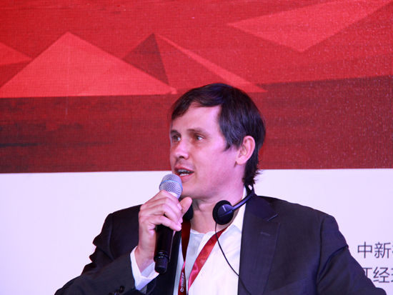 由《中国慈善家》杂志发起，慈传媒、正和岛主办的“中国家族财富传承峰会”于7月26-27日在北京召开。上图为芝加哥白沙集团投资基金合伙人、美国印刷大王唐纳利家族第五代Elliott Donnelley 在《论坛：家族基金会与家族传承》。（图片来源：新浪财经 刘海伟 摄）