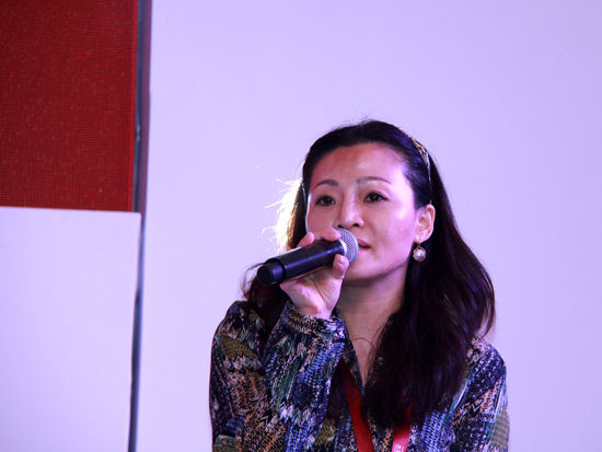 由《中国慈善家》杂志发起，慈传媒、正和岛主办的“中国家族财富传承峰会”于7月26-27日在北京召开。上图为三德慈善基金会副主席高千媛在《论坛：家族基金会与家族传承》。（图片来源：新浪财经 刘海伟 摄）