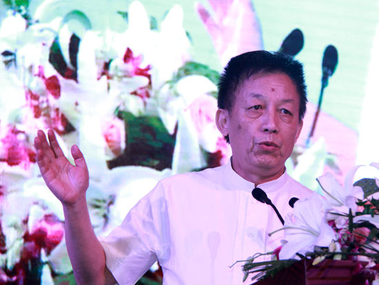 由《中国慈善家》杂志发起，慈传媒、正和岛主办的“中国家族财富传承峰会”于7月26-27日在北京召开。上图为中国知名作家、教育家，厦门大学教授易中天。（图片来源：新浪财经 刘海伟 摄）