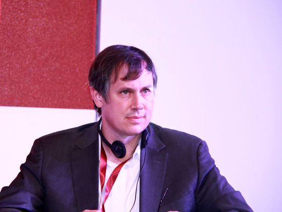 由《中国慈善家》杂志发起，慈传媒、正和岛主办的“中国家族财富传承峰会”于7月26-27日在北京召开。上图为芝加哥白沙集团投资基金合伙人、美国印刷大王唐纳利家族第五代Elliott Donnelley 在《圆桌论坛：百年老店的传承与创新》现场。 （图片来源：新浪财经 刘海伟 摄）