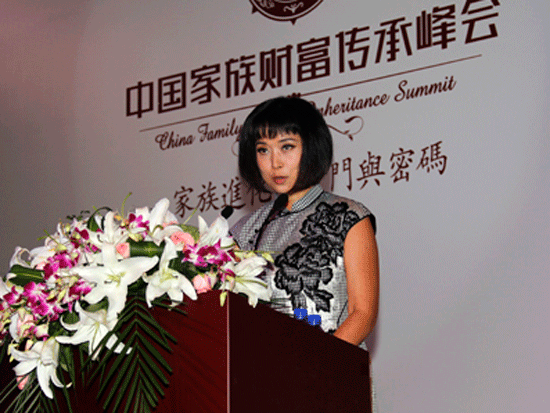 由《中国慈善家》杂志发起，慈传媒、正和岛主办的“中国家族财富传承峰会”于7月26-27日在北京召开。TCL公益基金会的执行理事长、华萌基金创始人魏雪。（图片来源：中国慈善家杂志）