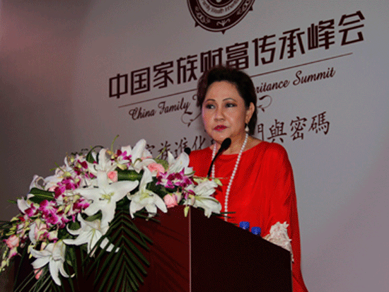 由《中国慈善家》杂志发起，慈传媒、正和岛主办的“中国家族财富传承峰会”于7月26-27日在北京召开。余仁生(马来西亚)主席、余仁生(中国)主席拿督余梁贵珍。（图片来源：新浪财经）