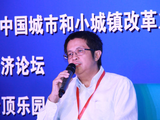 由中国城市和小城镇改革发展中心、财讯传媒集团主办的“2014’崇礼 中国城市发展国际论坛”于8月1-2日在河北省张家口市崇礼县举行。上图为北京市城市规划设计研究院副院长杜立群在《主题对话二：京津冀协同发展至规划思路》。（图片来源：新浪财经 刘海伟 摄）