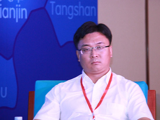 由中国城市和小城镇改革发展中心、财讯传媒集团主办的“2014’崇礼 中国城市发展国际论坛”于8月1-2日在河北省张家口市崇礼县举行。上图为隆基泰和集团公司总经理李海潮在《主题对话四：京津冀协同发展之中小城市》。（图片来源：新浪财经 刘海伟 摄）