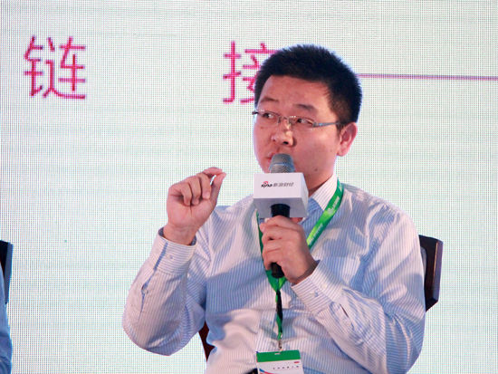 由新浪财经主办的“未来品牌之路•昆仑论道”于8月5日至8日在青海西宁举行。本届论坛主题：重建消费链接。上图为东方航空宣传部部长刘坤强。(图片来源：新浪财经 刘海伟 摄)