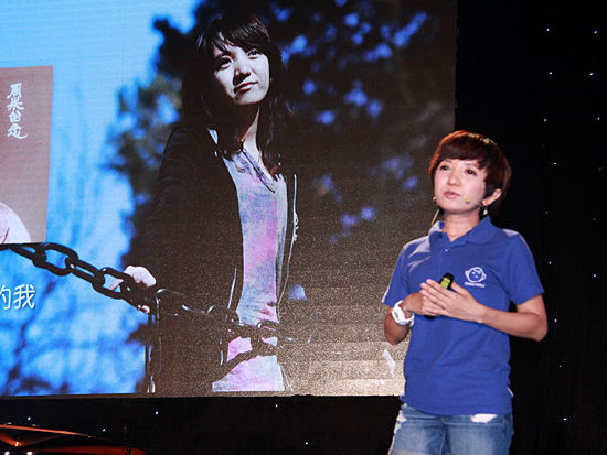 由北京君和创新公益基金会创办的公益性讲坛——CC讲坛于8月9日下午在北京举行。图为成骨不全症患者，瓷娃娃罕见病关爱中心发起人王奕鸥。(图片来源：新浪财经 刘海伟 摄) 