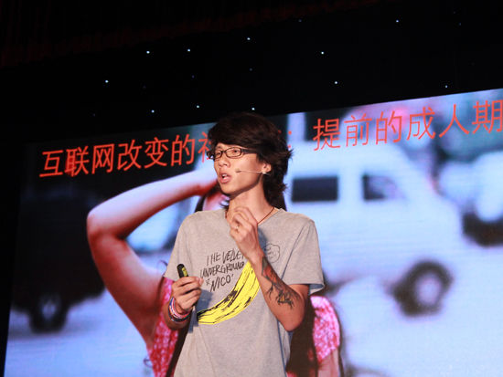 由北京君和创新公益基金会创办的公益性讲坛——CC讲坛于8月9日下午在北京举行。图为青年志联合创始人、青年文化研究者、声音艺术家张安定。(图片来源：新浪财经 刘海伟 摄) 