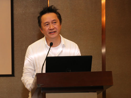 “2014第七届金投赏前瞻论坛暨获奖结果封存仪式”于8月8日在上海举行。上图为麦肯光明总经理莫康孙。(图片来源：新浪财经)