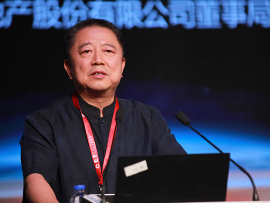 “2014亚布力中国企业家论坛夏季高峰会”于2014年8月22日-24日在河南郑州召开。上图为建业地产股份有限公司董事局主席胡葆森。(图片来源：新浪财经 梁斌 摄)