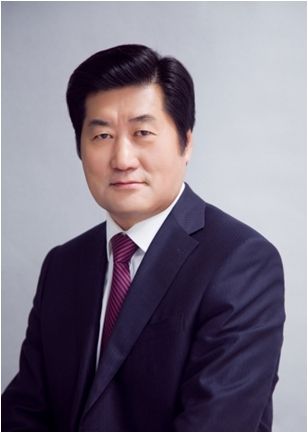 “2014亚布力中国企业家论坛夏季高峰会”于2014年8月22日-24日在河南郑州召开。上图为康得投资集团有限公司董事长钟玉。(图片来源：新浪财经)