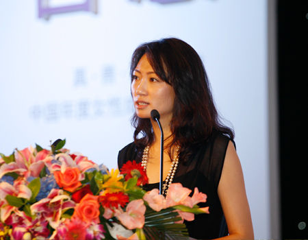 “第十一届学习型中国-女性成功论坛”于2014年8月22日-24日在北京召开。上图为AngelEye 时装品牌创始人，Flyingwardrobe.com首席执行官、东方卫视《小善大爱》首期节目主人公薛峥。(图片来源：新浪财经 梁斌 摄)