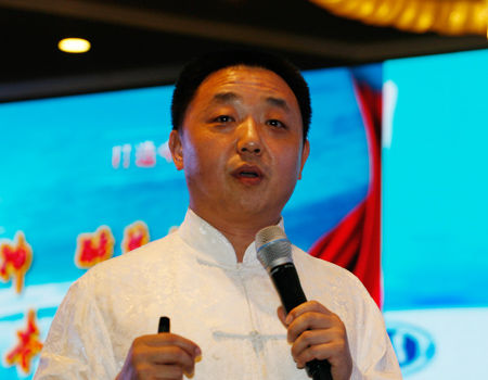 “第十一届学习型中国-女性成功论坛”于2014年8月22日-24日在北京召开。上图为中国经济贸易促进会广东分会会长、广东一统国际酒类交易中心董事长、华粤商领袖联合会副主席姚缘。(图片来源：新浪财经 梁斌 摄)