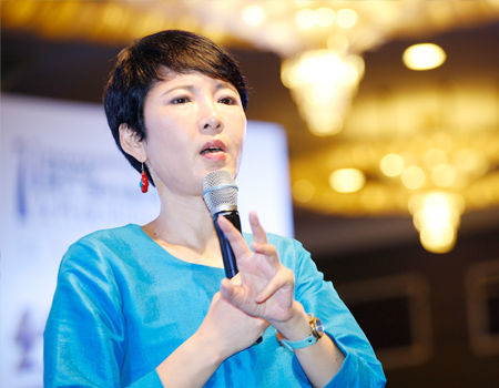 “第十一届学习型中国-女性成功论坛”于2014年8月22日-24日在北京召开。上图为华语首席身心灵作家、《遇见未知的自己》作者张德芬。(图片来源：新浪财经 梁斌 摄)