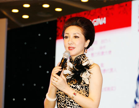 “第十一届学习型中国-女性成功论坛”于2014年8月22日-24日在北京召开。上图为香港•国际财富女人学院院长、联合国峰会“世界和平使者”、华夏母亲教育基金发起人韩艾桐。(图片来源：新浪财经)