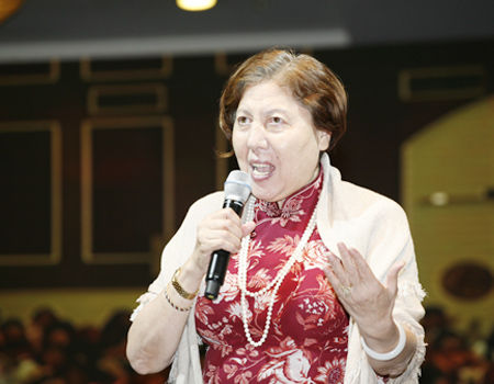 “第十一届学习型中国-女性成功论坛”于2014年8月22日-24日在北京召开。上图为犹太裔亲子教育专家、亿万富翁的母亲、畅销书《特别狠心特别爱》作者沙拉·伊马斯。(图片来源：新浪财经)