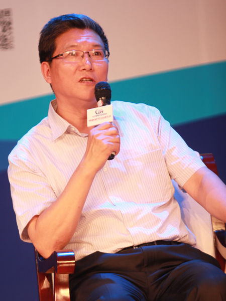 由新京报和中国城市和小城镇改革发展中心共同主办的“2014中国城镇化与企业家论坛”于8月30日在北京召开。上图为国家行政学院经济部主任张占斌。(图片来源：新浪财经 梁斌 摄)