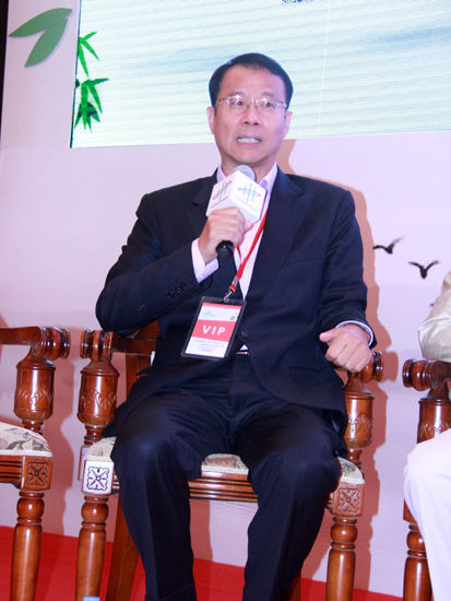 由发改委国际合作中心、全国金融系统青年联合会以及清华大学中国发展规划研究中心共同主办的“中青年改革开放论坛(莫干山会议·2014)”于9月18日至20日在浙江省德清县莫干山举办。上图为国民小微金融投资有限公司董事局主席贝多广。（图片来源：新浪财经 刘海伟 摄）