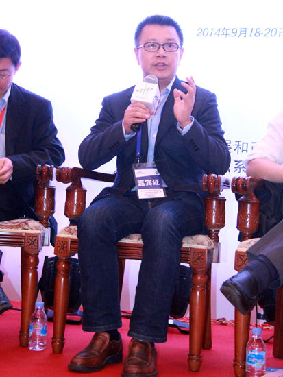 由发改委国际合作中心、全国金融系统青年联合会以及清华大学中国发展规划研究中心共同主办的“中青年改革开放论坛(莫干山会议·2014)”于9月18日至20日在浙江省德清县莫干山举办。论坛主题：全球化背景下的大国治理。上图为华东师范大学俄罗斯研究中心副主任杨成。（图片来源
