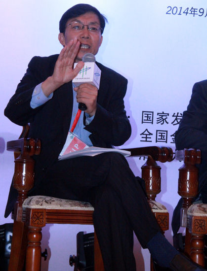 由发改委国际合作中心、全国金融系统青年联合会以及清华大学中国发展规划研究中心共同主办的“中青年改革开放论坛(莫干山会议·2014)”于9月18日至20日在浙江省德清县莫干山举办。论坛主题：全球化背景下的大国治理。上图为外交部政策研究司参赞王天灵。（图片来源：新浪财经