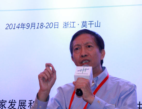 由发改委国际合作中心、全国金融系统青年联合会以及清华大学中国发展规划研究中心共同主办的“中青年改革开放论坛(莫干山会议·2014)”于9月18日至20日在浙江省德清县莫干山举办。上图为香港大学《国之基金》经济学讲席教授许成钢。（图片来源：新浪财经 刘海伟 摄）