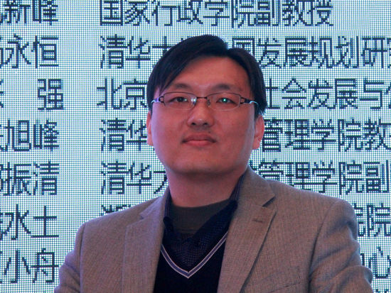 由发改委国际合作中心、全国金融系统青年联合会以及清华大学中国发展规划研究中心共同主办的“中青年改革开放论坛(莫干山会议·2014)”于9月18日至20日在浙江省德清县莫干山举办。上图为清华大学公共管理学院教授朱旭峰。（图片来源：新浪财经 刘海伟 摄）