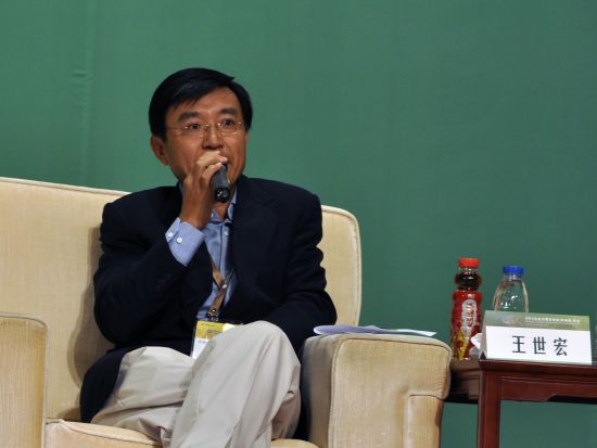  “2014生态文明企业家(库布其)年会”于9月19日-20日在内蒙古库布其举行，本次年会的主题为:做生态文明的主人。上图为中国国际能源集团董事局主席吴国迪在主题为《清洁能源的突围之道》的论坛上发言。（图片来源：新浪财经 孔瑞敏 摄）