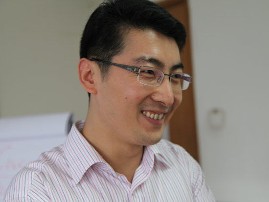 由发改委国际合作中心、全国金融系统青年联合会以及清华大学中国发展规划研究中心共同主办的“中青年改革开放论坛(莫干山会议·2014)”于9月18日至20日在浙江省德清县莫干山举办。上图为国家行政学院副教授孔新峰。（图片来源：新浪财经）