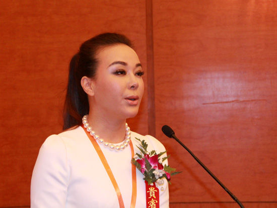 由《经济》杂志社主办的“2014(第十届)中国企业诚信与竞争力论坛峰会”于9月26日-29日在北京召开。上图为柏荟国际医美董事长郑涵文。（图片来源：新浪财经 刘海伟 摄）