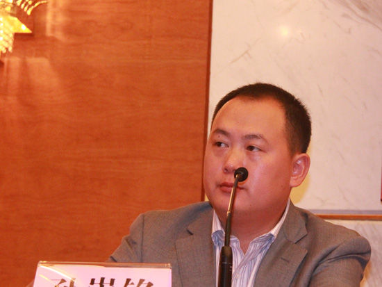 由《经济》杂志社主办的“2014(第十届)中国企业诚信与竞争力论坛峰会”于9月26日-29日在北京召开。上图为《经济》杂志社副秘书长、中国品牌传播研究中心主任孙崇铭。（图片来源：新浪财经 刘海伟 摄）