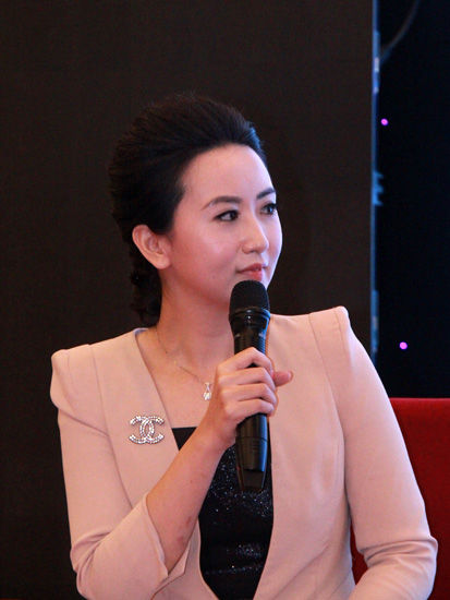 由《经济》杂志社主办的“2014(第十届)中国企业诚信与竞争力论坛峰会”于9月26日-29日在北京召开。上图为中国经济网财经主播、双语主持龙煦霏。（图片来源：新浪财经 刘海伟 摄）