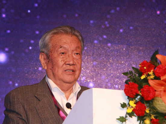 由新浪财经主办的“2014新浪财经能源论坛”于2014年10月18日在北京海航万豪酒店召开。本届论坛主题：未来能源之路——互联与变革。上图为全国政协第八届委员会秘书长、原地质矿产部部长、中国矿业联合会名誉会长朱训。(图片来源：新浪财经 刘海伟 摄)