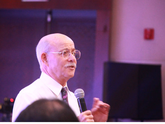 由新浪财经主办的“2014新浪财经能源论坛”于2014年10月18日在北京海航万豪酒店召开。本届论坛主题：未来能源之路——互联与变革。上图为《第三次工业革命》作者杰里米-里夫金。(图片来源：新浪财经 刘海伟 摄)