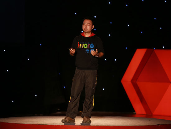 由北京君和创新公益基金会创办的公益性讲坛——“CC讲坛(第四期)”于2014年10月18日在北京举行。上图为爱盟公益创始人郭鹏。(图片来源：新浪财经)