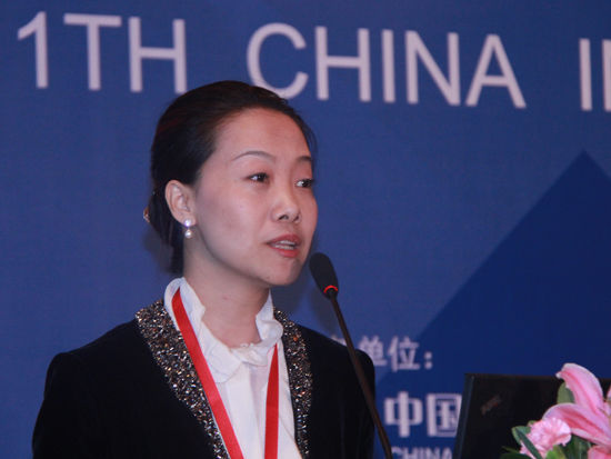“第十一届中国国际金融论坛”于2014年10月24-25日在上海明悦大酒店 召开。本次论坛主题为：金融创新与实体经济发展。上图为恒信金融租赁有限公司副总裁桑琳娜。（图片来源：新浪财经 刘海伟 摄）