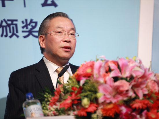 由《经济观察报》主办的“2014年度观察家年会暨中国最受尊敬企业颁奖典礼”于10月24日在中国人民大学举行。上图为IBM公司大中华区董事长钱大群。(图片来源：新浪财经 梁斌 摄)