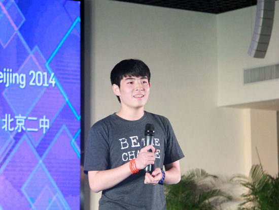 由国际青少年素质教育的领军者 Me to We、北京市东城区国际教育交流中心以及北京二中联合举办的第二届“明日领袖论坛”于2014年10月26号在北京二中举行。上图为北京二中国际部高二二班黄俊林。 （图片来源：新浪财经 刘海伟 摄）