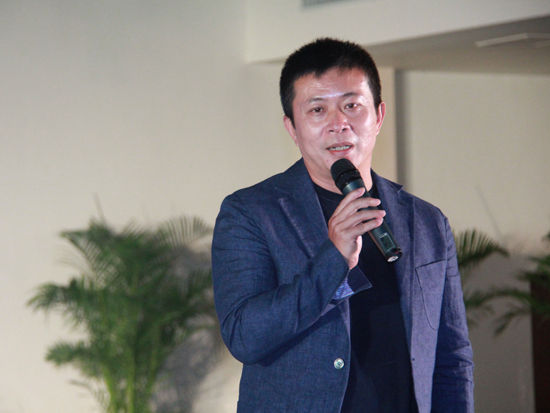 由国际青少年素质教育的领军者 Me to We、北京市东城区国际教育交流中心以及北京二中联合举办的第二届“明日领袖论坛”于2014年10月26号在北京二中举行。上图新浪首席执行官兼董事长曹国伟。（图片来源：新浪财经 刘海伟 摄）