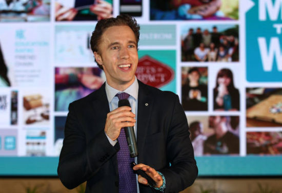 由国际青少年素质教育的领军者 Me to We、北京市东城区国际教育交流中心以及北京二中联合举办的第二届“明日领袖论坛”于2014年10月26号在北京二中举行。上图为Me to We联合创始人、联合国和平大使克雷格·柯伯格。（图片来源：新浪财经 刘海伟 摄）