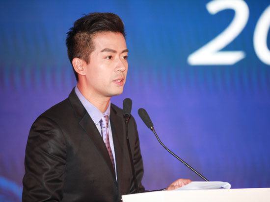 由《中外管理》杂志社主办的“第23届中外管理官产学恳谈会”于2014年11月1日-3日在北京召开。上图为凤凰卫视主持人安东。(图片来源：新浪财经 梁斌 摄)