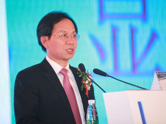 由《中外管理》杂志社主办的“第23届中外管理官产学恳谈会”于2014年11月1日-3日在北京召开。上图为民生证券首席经济学家邱晓华。(图片来源：新浪财经 梁斌 摄)