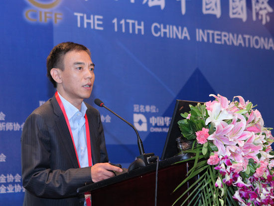 “第十一届中国国际金融论坛”于2014年10月24-25日在上海明悦大酒店召开。本次论坛主题为：金融创新与实体经济发展。上图为江苏宝贝金融信息服务有限公司董事长梁振邦。（图片来源：新浪财经）