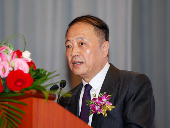 由上海现代服务业联合会、上海世纪出版集团、上海理财博览会组委会、理财周刊、全通上海金融谷刊共同举办的2014中国互联网金融高峰论坛于2014年10月31日在上海举行。上图为理财周刊传媒总裁陈跃。(图片来源：新浪财经)