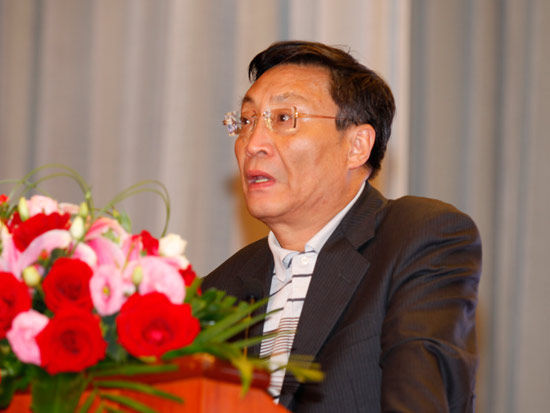 由上海现代服务业联合会、上海世纪出版集团、上海理财博览会组委会、理财周刊、全通上海金融谷刊共同举办的2014中国互联网金融高峰论坛于2014年10月31日在上海举行。上图为上海现代服务业联合会副会长周伟民。（图片来源：新浪财经）