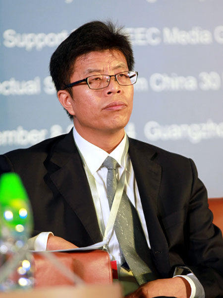 由国家发改委中国城市和小城镇改革发展中心主办的“2014’中国城市可持续发展国际高层论坛”于11月8日-9日在广州举行。上图为中城智慧城市建设研究会秘书长李建平。(图片来源：新浪财经 梁斌 摄)