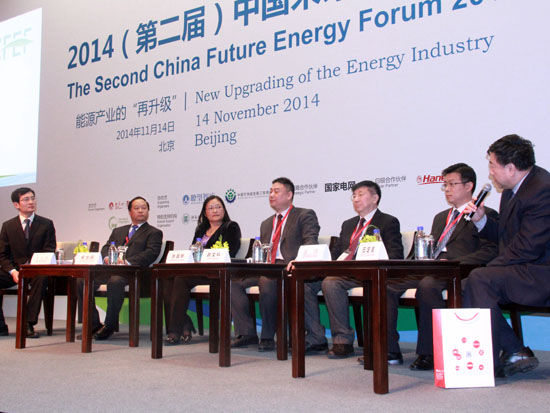 由新华社《财经国家周刊》与国际能源署共同主办的“2014第二届中国未来能源论坛”于11月14日在北京召开。主题为：能源产业的“再升级”。上图为《案例一：智能电网机遇与新能源再革命》现场。(图片来源：新浪财经 刘海伟 摄)
