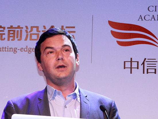 由中信书院主办的“2014中信书院前沿论坛”于11月15日在北京举办。论坛主题：《对话21世纪：回望与瞻顾》 上图为《21世纪资本论》作者托马斯·皮凯蒂。（图片来源：新浪财经 刘海伟 摄）